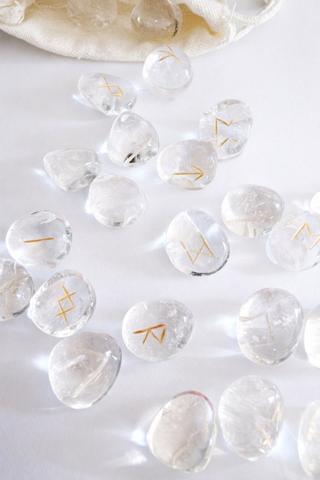 Jeu de Runes Futhark en Cristal de roche – Gravure dorée + pochon de rangement