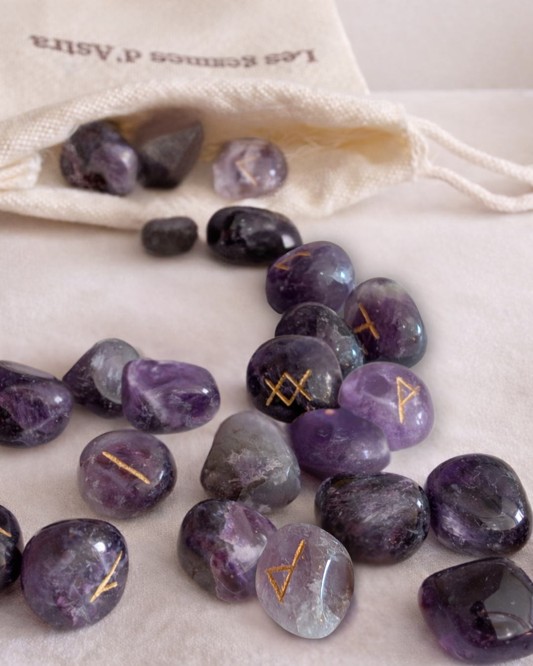 Jeu de Runes Futhark en Améthyste – Gravure dorée + pochon de rangement