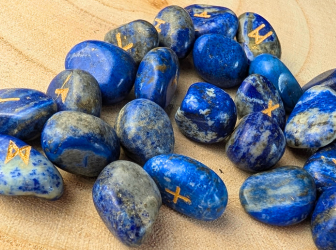 Jeu de Runes Futhark en Lapis Lazuli – Gravure dorée + pochon de rangement