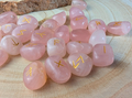 Jeu de Runes Futhark en Quartz Rose – Gravure dorée + pochon de rangement