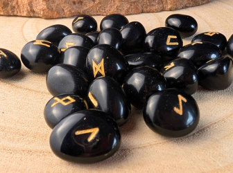 Jeu de Runes Futhark en Onyx – Gravure dorée + pochon de rangement