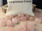 Jeu de Runes Futhark en Quartz Rose – Gravure dorée + pochon de rangement