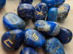 Jeu de Runes Futhark en Lapis Lazuli – Gravure dorée + pochon de rangement