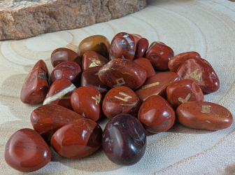 Jeu de Runes Futhark en Jaspe Rouge – Gravure dorée + pochon de rangement