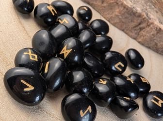 Jeu de Runes Futhark en Onyx – Gravure dorée + pochon de rangement