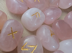 Jeu de Runes Futhark en Quartz Rose – Gravure dorée + pochon de rangement