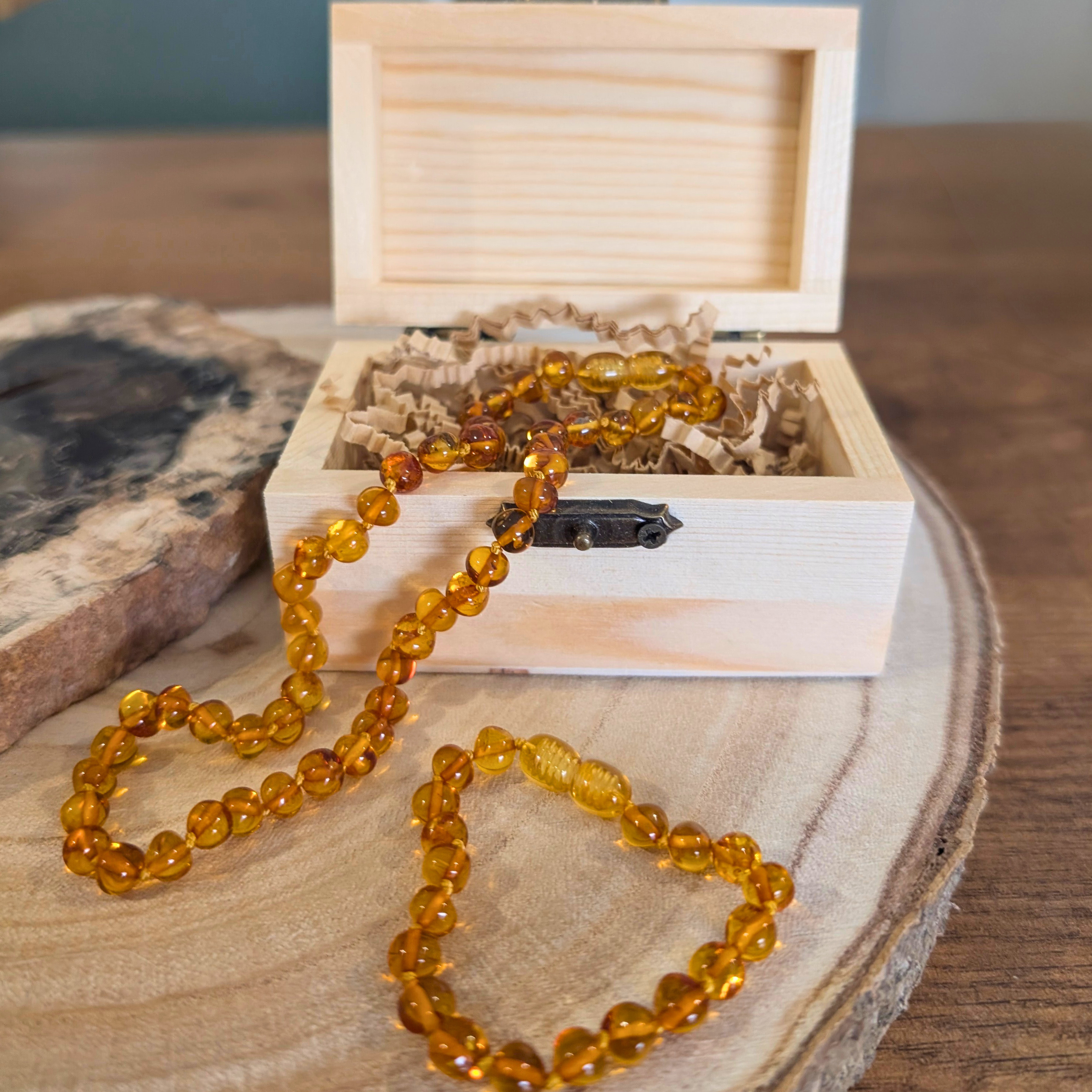 Coffret bébé - parure en ambre véritable - collier + bracelet - modèle 002N
