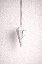Pendule conique en howlite