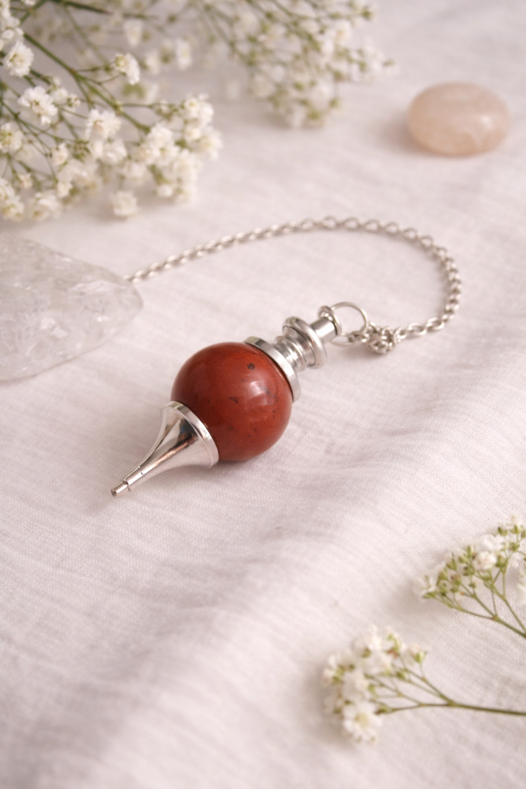 Pendule sphérique en jaspe rouge