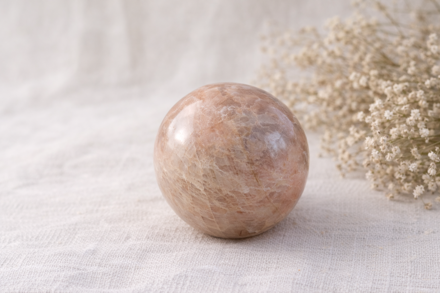 Sphère en pierre de lune rosée