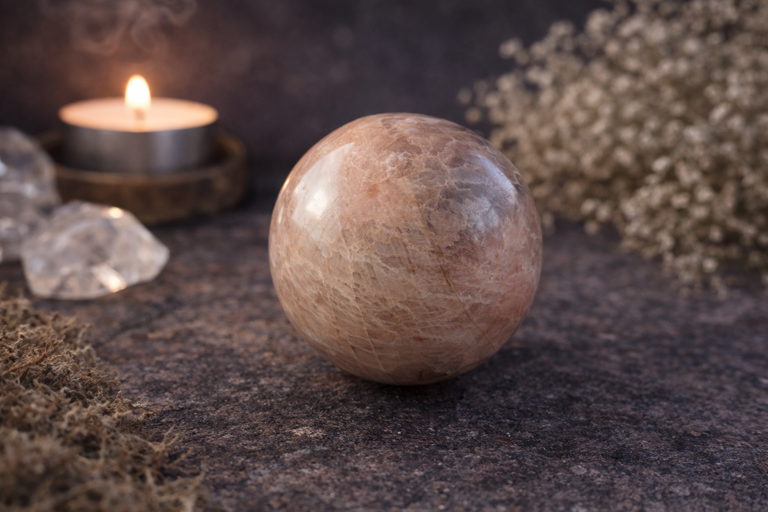 Sphère en pierre de lune rosée