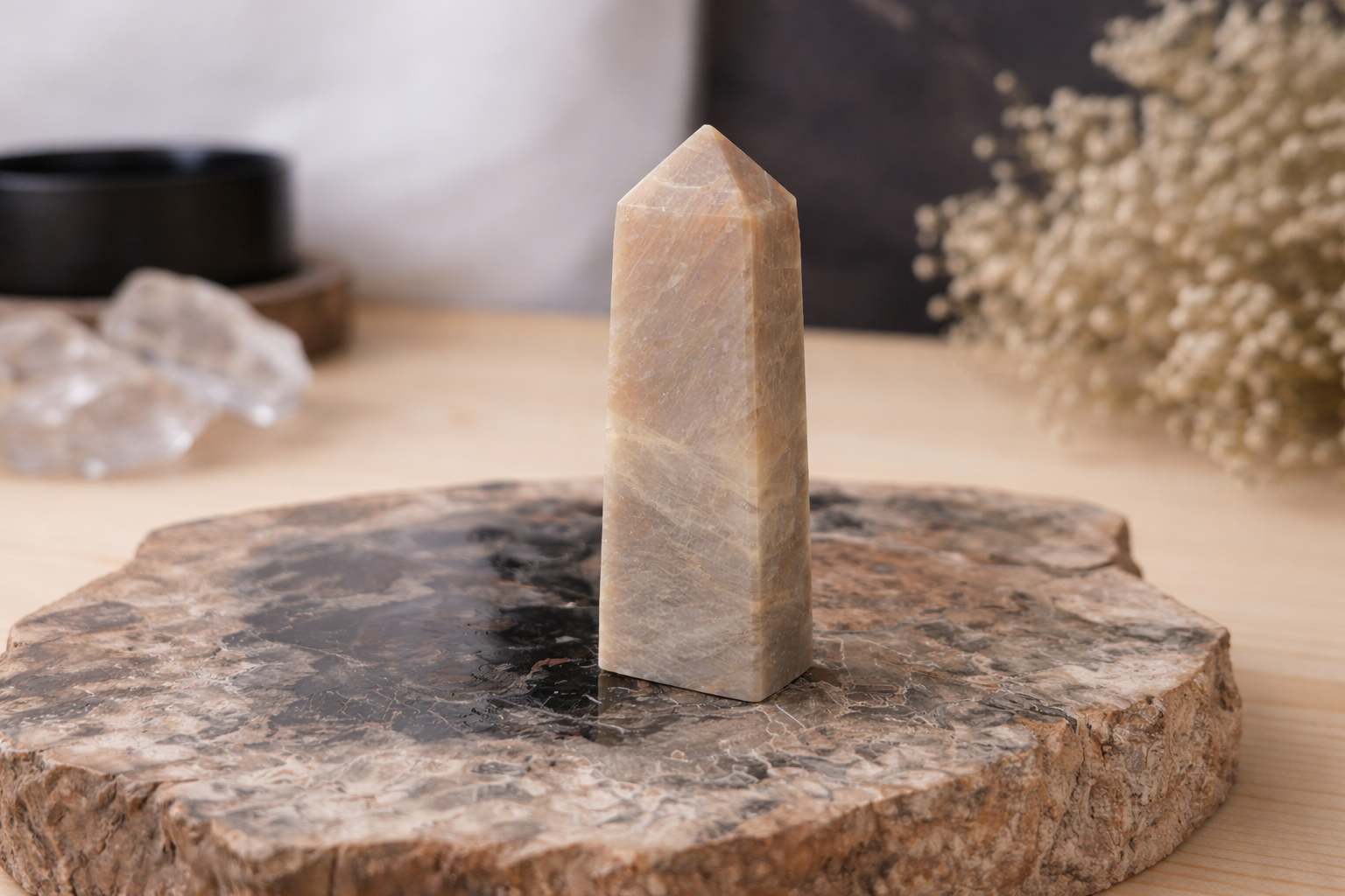 Pointe polie 4 faces en pierre de lune