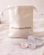 Jeu de Runes Futhark en Cristal de roche – Gravure dorée + pochon de rangement