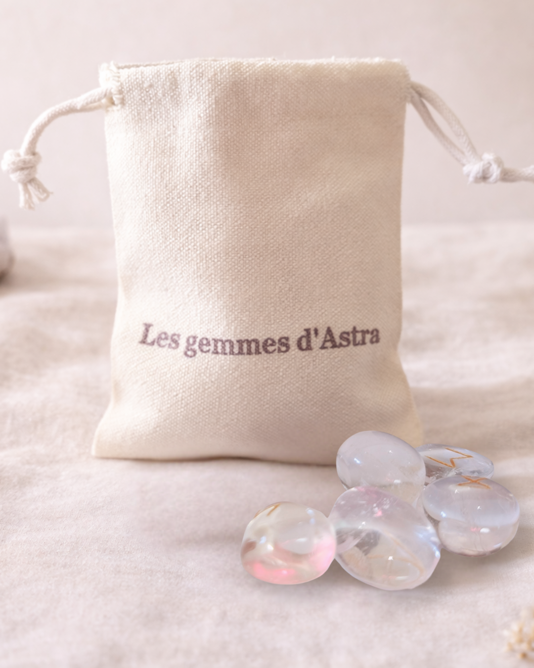 Jeu de Runes Futhark en Cristal de roche – Gravure dorée + pochon de rangement