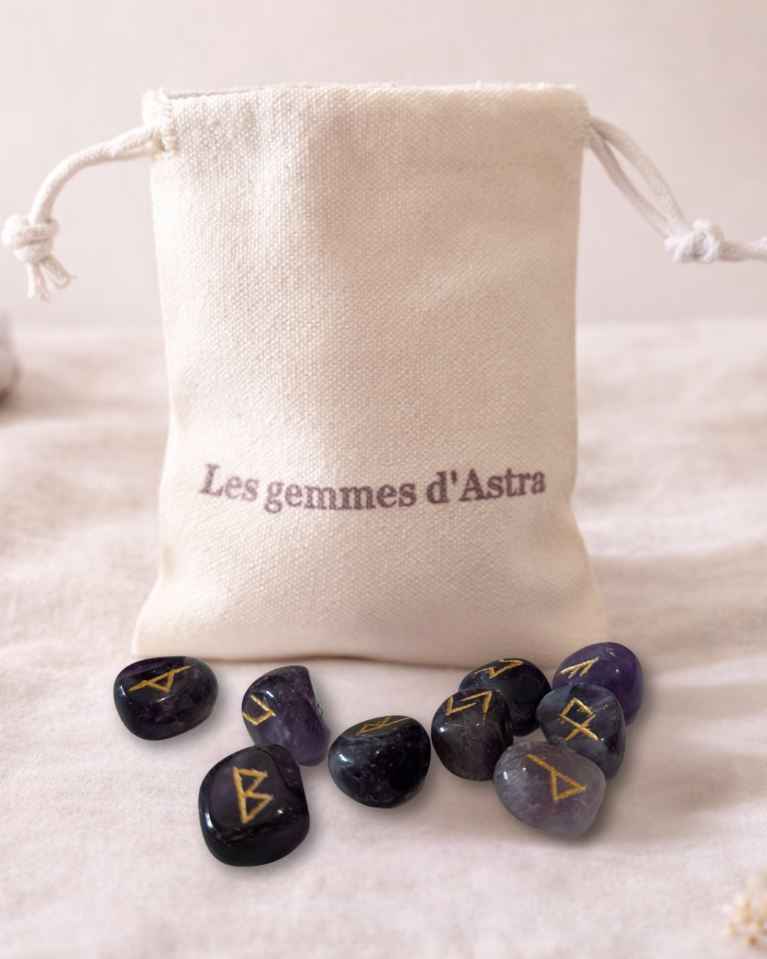 Jeu de Runes Futhark en Améthyste – Gravure dorée + pochon de rangement